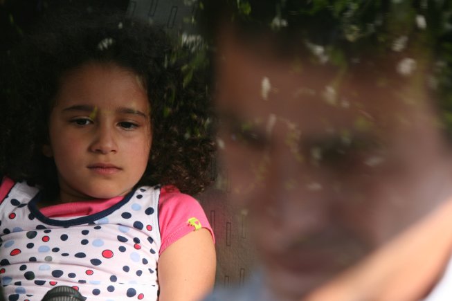 أن تخنق طفلتك بيديك