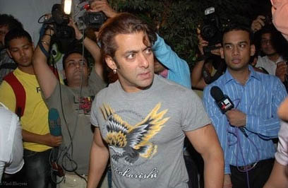 النجم البوليوودي سلمان خان في فعالية محاطا بالصحافة