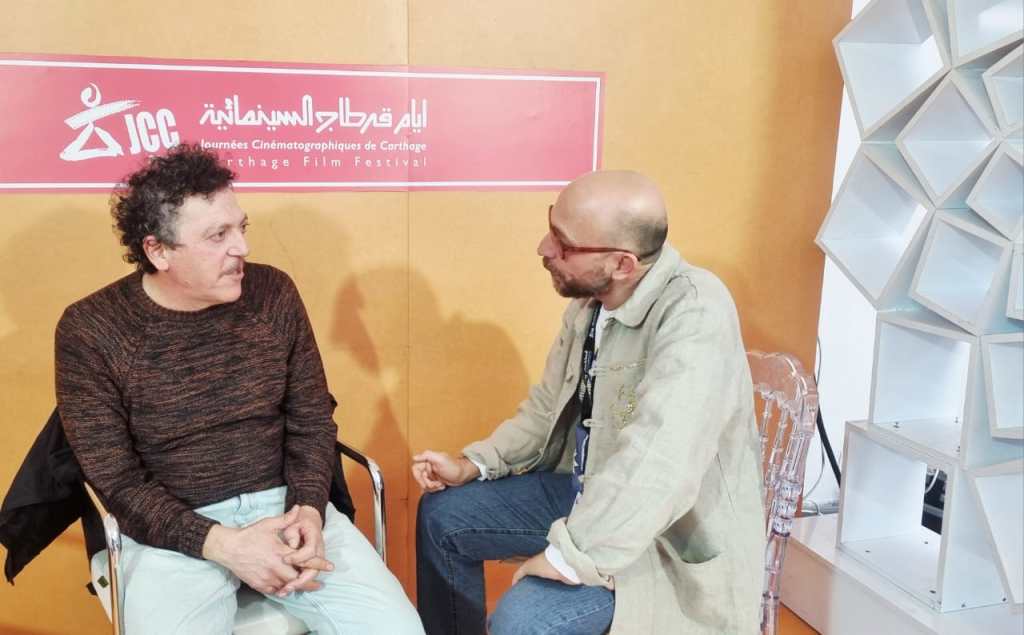 رئيس تحرير سينما غازيت الناقد ابراهيم توتونجي مع الممثل التونسي محمد قريع في حوار على هامش الدورة 36 من مهرجان أيام قرطاج السينمائية
